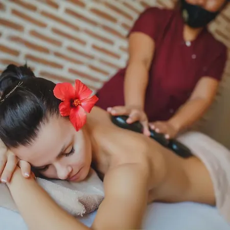 Spacious One Bedroom In Caesar & Spa, Long