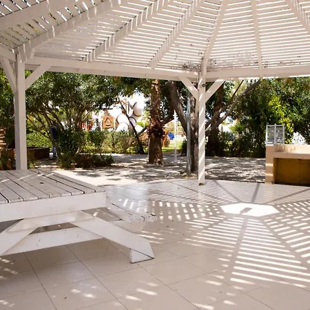 Apartment Spacious One Bedroom In Caesar & Spa, Long