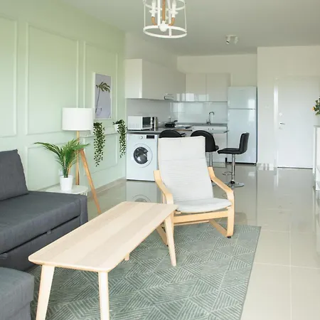 Apartment Spacious One Bedroom In Caesar & Spa, Long