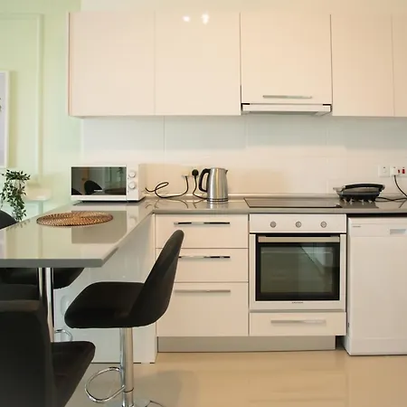 Spacious One Bedroom In Caesar & Spa, Long