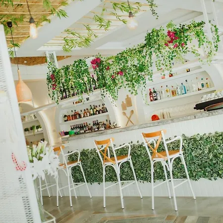 Spacious One Bedroom In Caesar & Spa, Long *