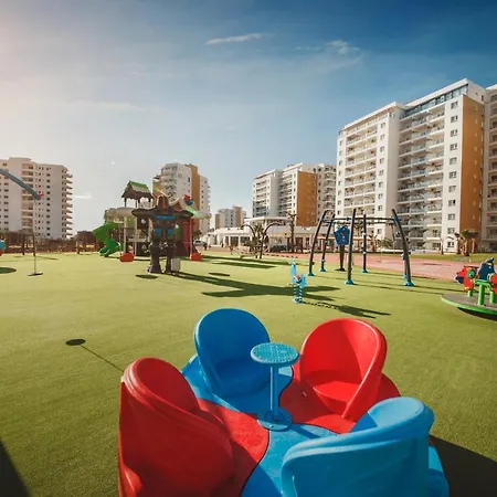 Spacious One Bedroom In Caesar & Spa, Long