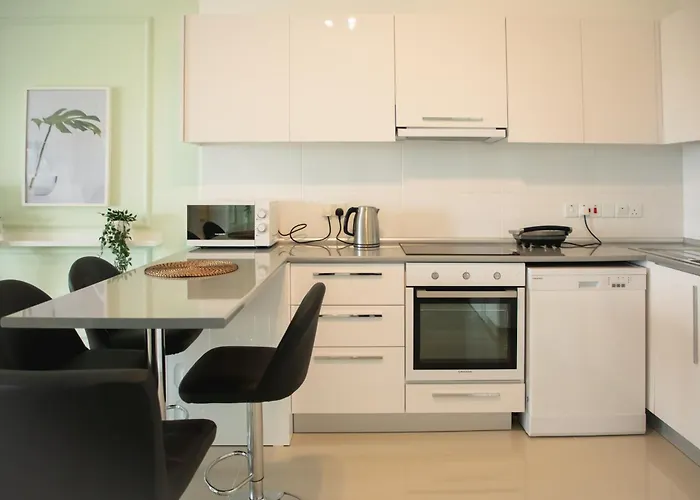 Spacious One Bedroom In Caesar & Spa, Long